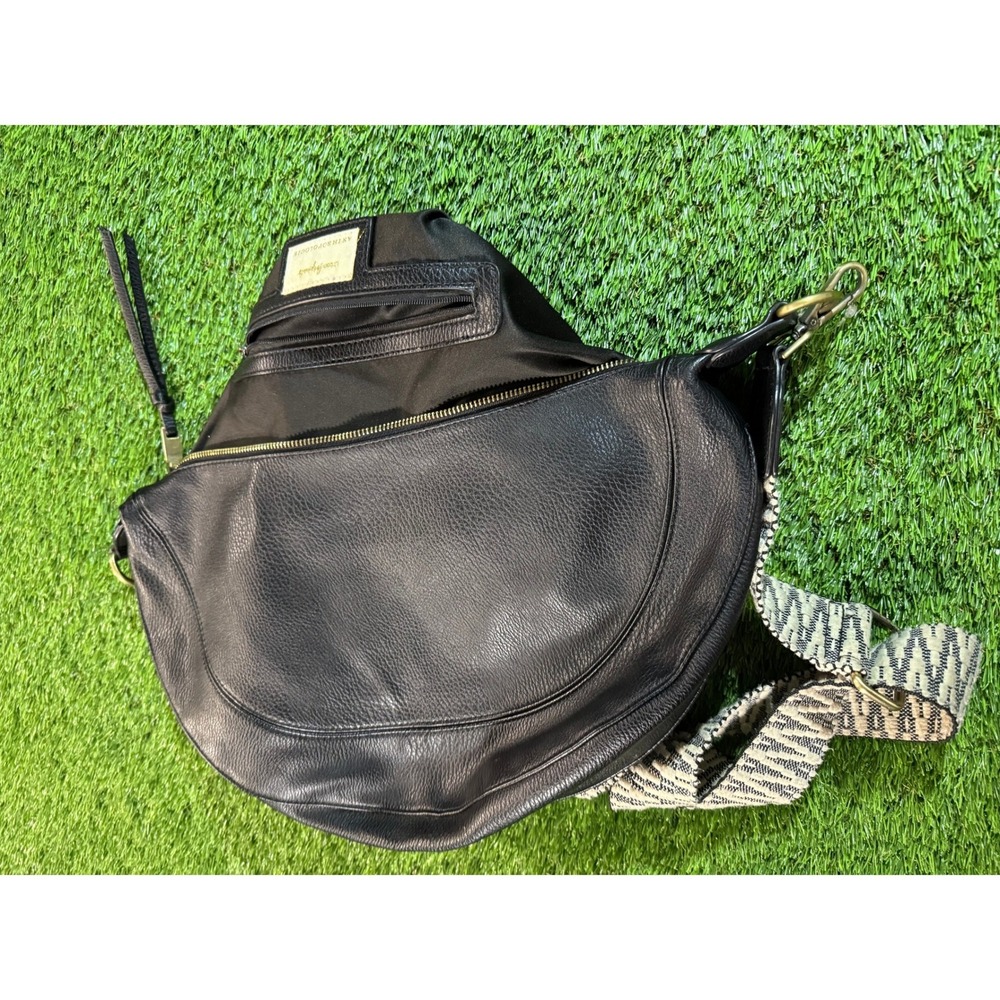 Urban Originals Anthropologie Black Leather Crescent Shoulder Bag - Picture 4 of 6